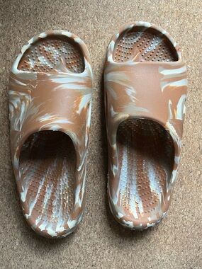 Marbled Slide Crocs Recovery Slides